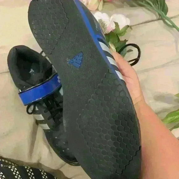 Adidas sneakers 9 1/2 - Picture 4 of 5